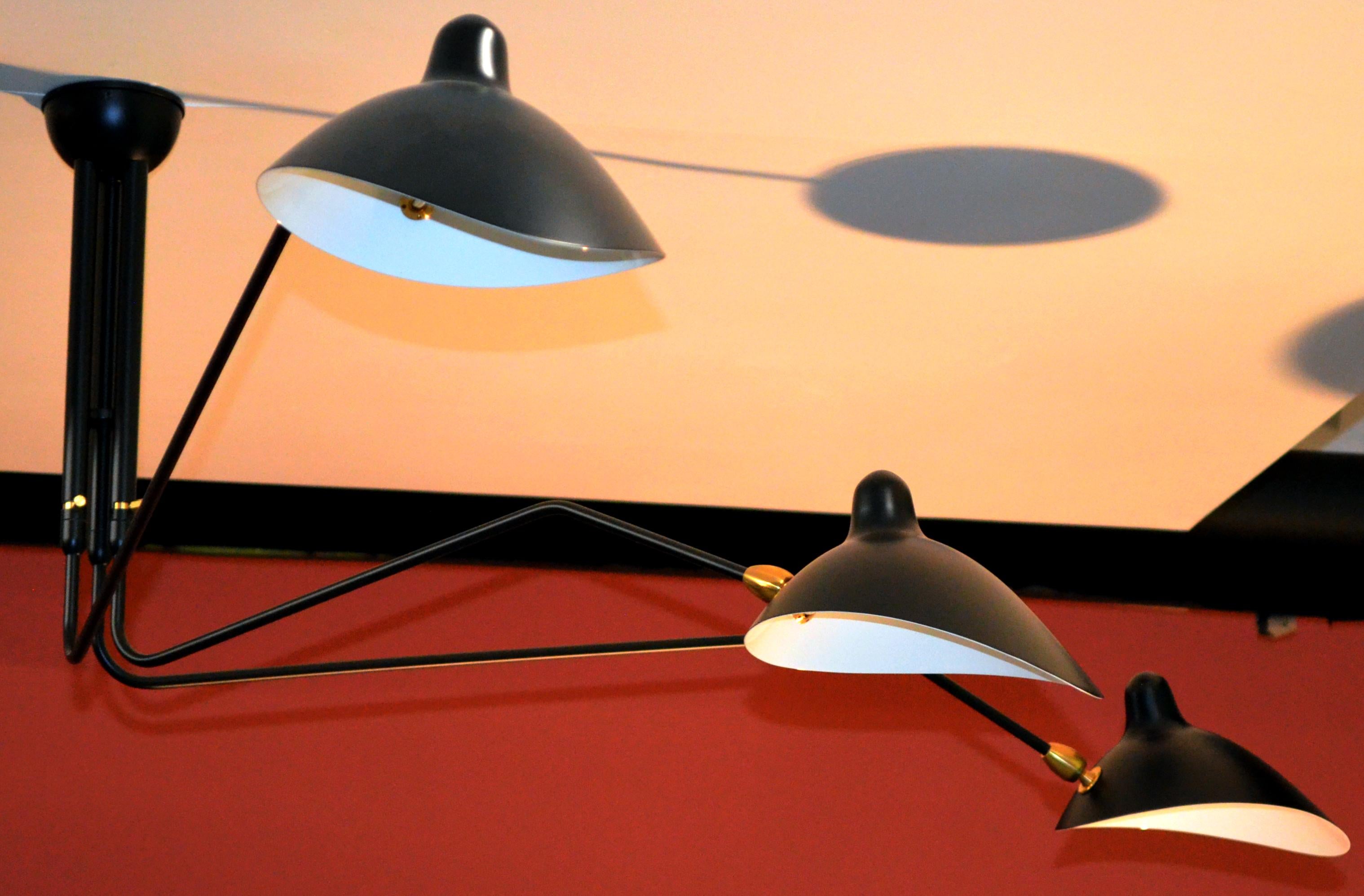 XXI secolo e contemporaneo Serge Mouille - Lampada da soffitto con 3 bracci rotanti in nero cablata per il mercato statunitense. in vendita