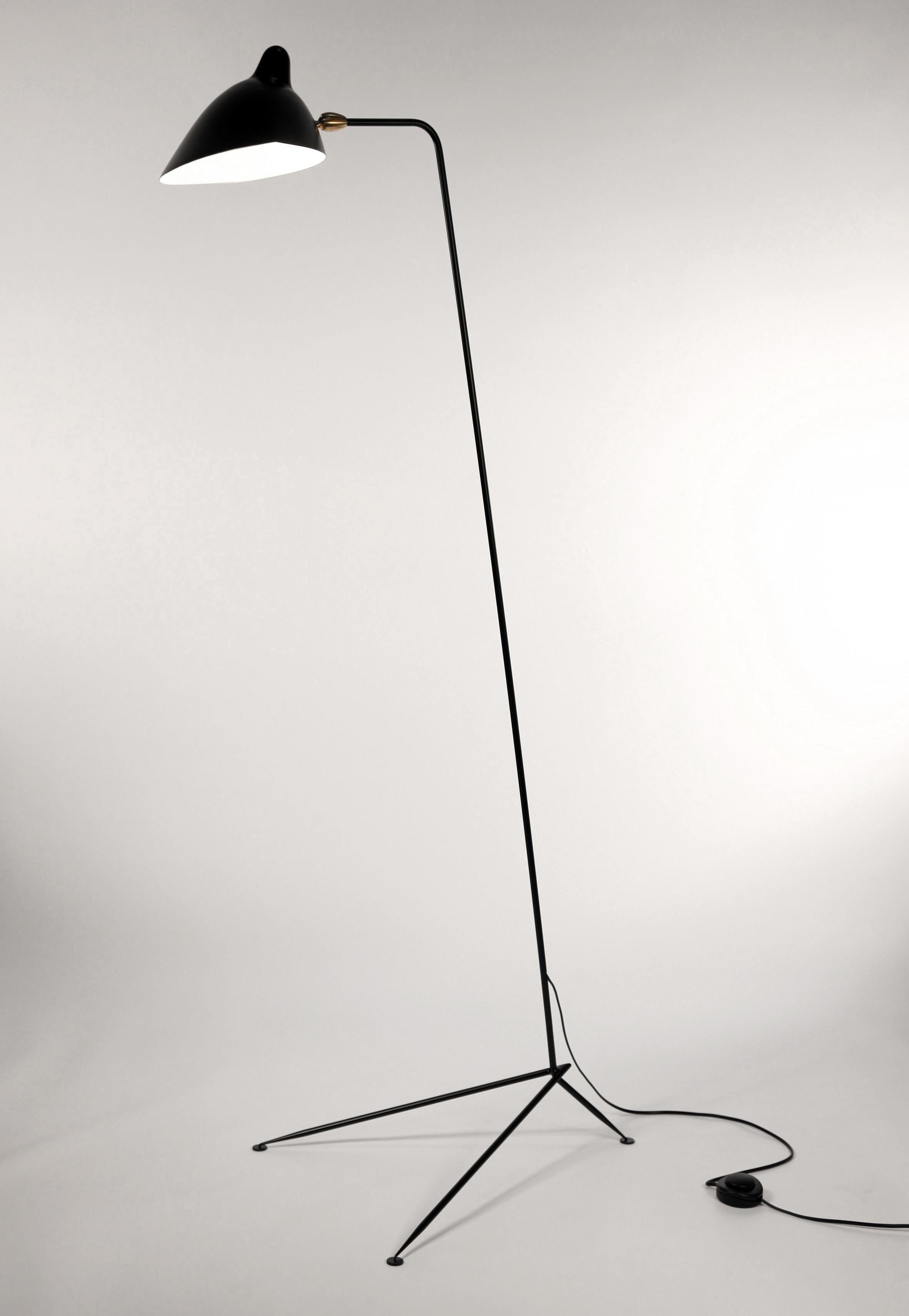 Beschreibung:
Klare, einfache Linien beschreiben die Eleganz dieser Stehleuchte von Serge Mouille. Ein langer, schlanker Arm, der von einem spitz zulaufenden dreieckigen Sockel getragen wird, ermöglicht es dem schwenkbaren Schirm, in jedem Winkel zu