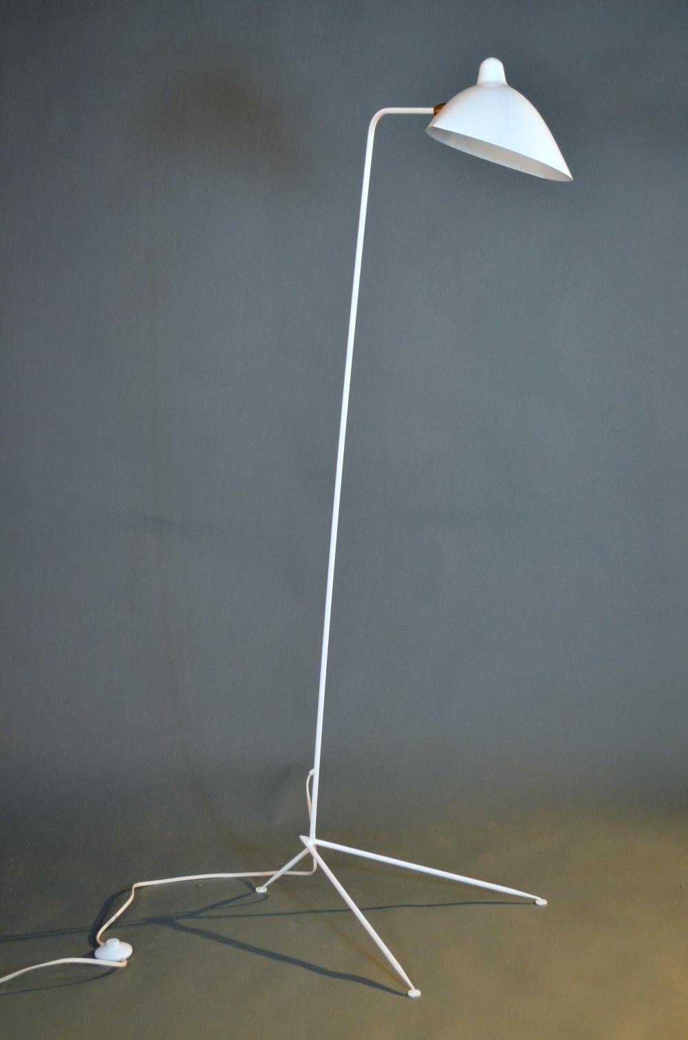 Klare, einfache Linien beschreiben die Eleganz dieser Stehleuchte von Serge Mouille. Ein langer, schlanker Arm, der von einem spitz zulaufenden dreieckigen Sockel getragen wird, ermöglicht es dem schwenkbaren Schirm, in jedem Winkel zu