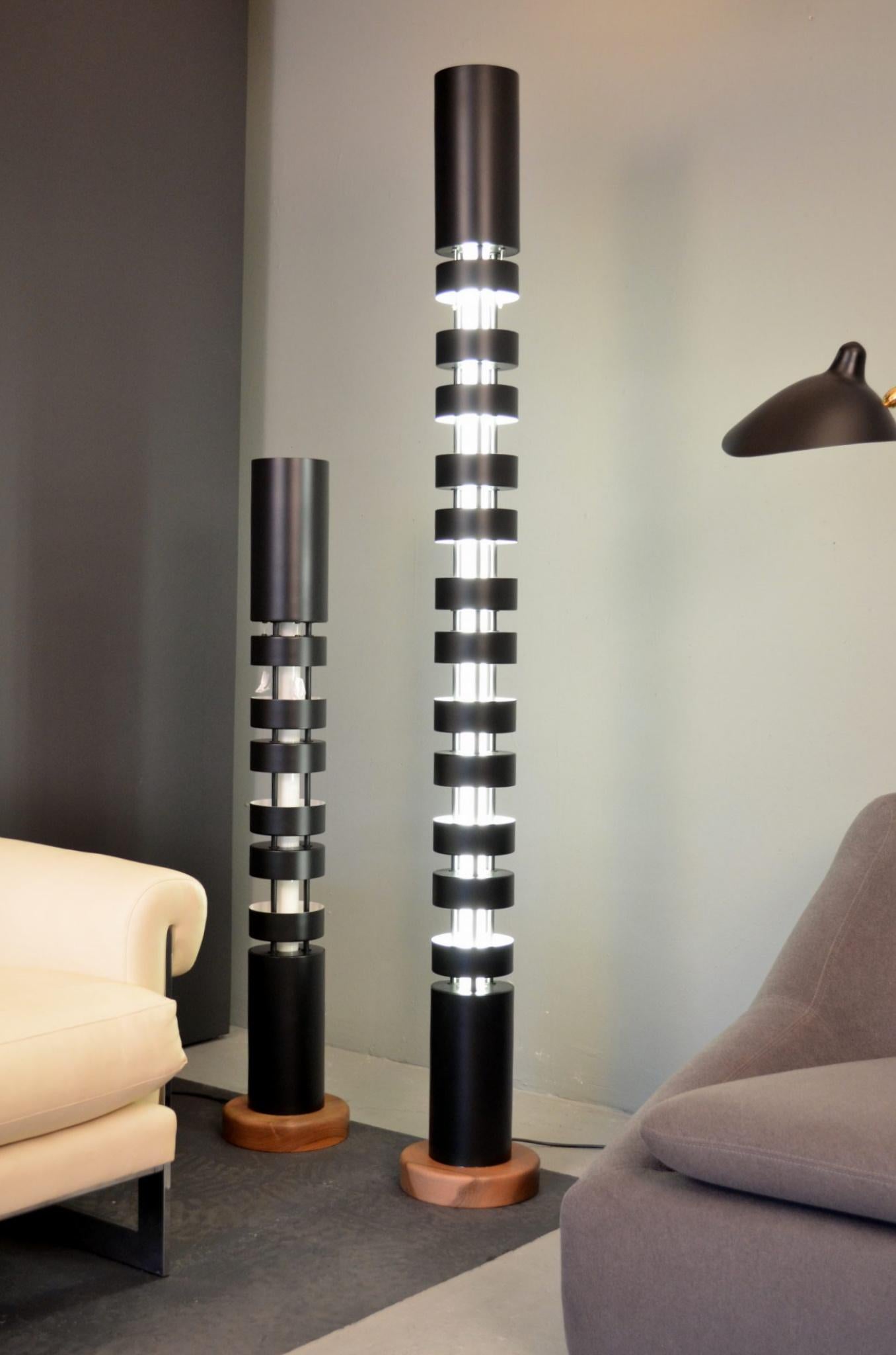 Mid-Century moderno Serge Mouille - Piccola lampada da terra Totem in nero in vendita