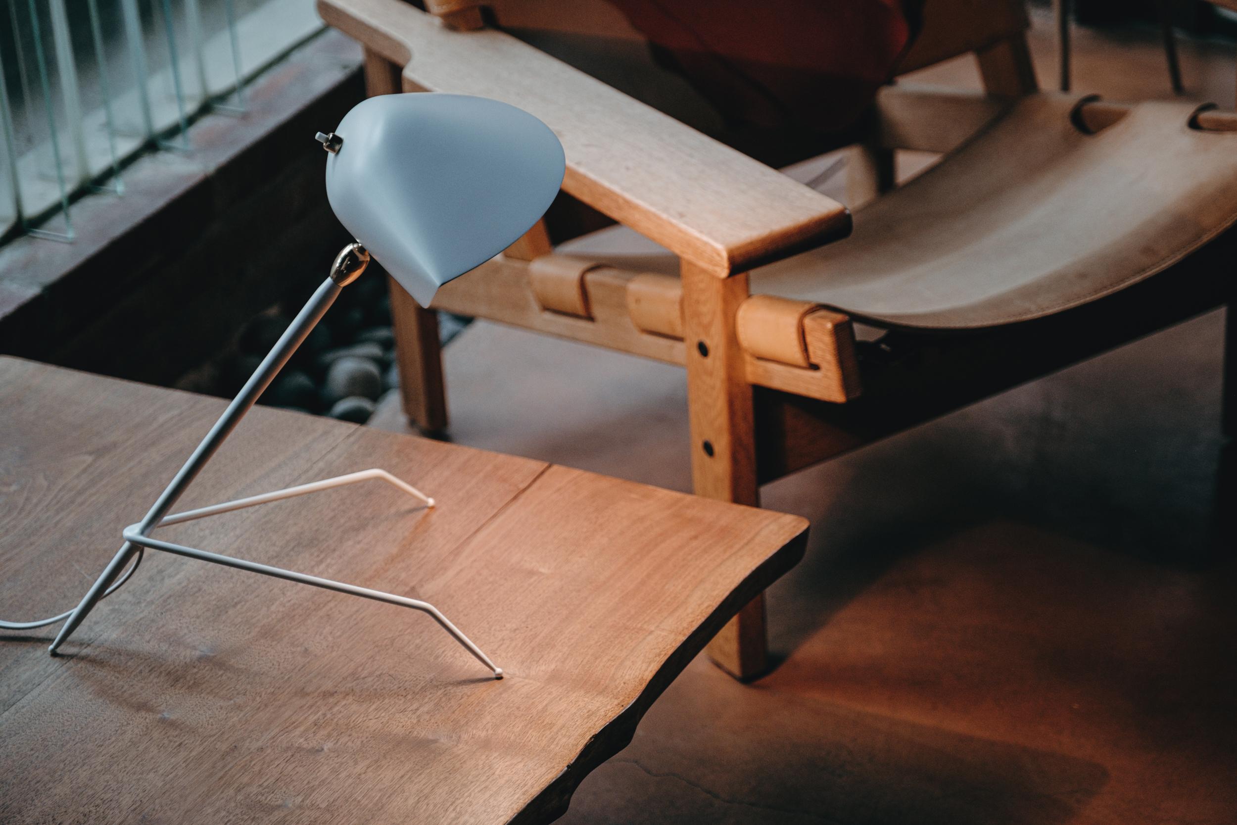 Serge Mouille: „Lampe Tripode“ Tischlampe in Weiß (Moderne der Mitte des Jahrhunderts) im Angebot