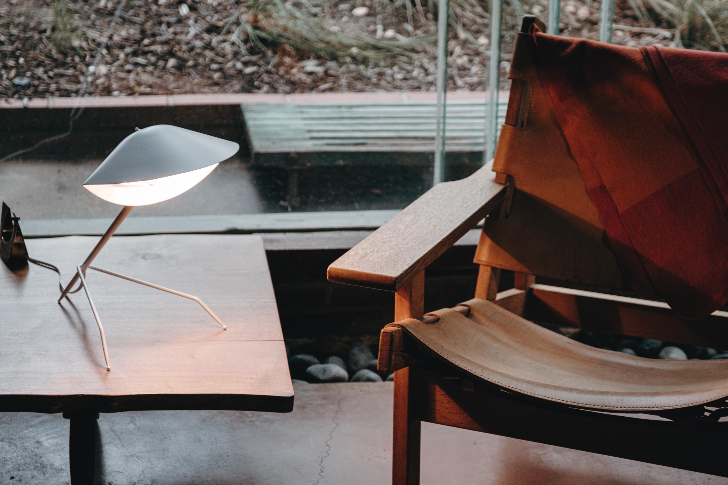 Serge Mouille: „Lampe Tripode“ Tischlampe in Weiß (21. Jahrhundert und zeitgenössisch) im Angebot