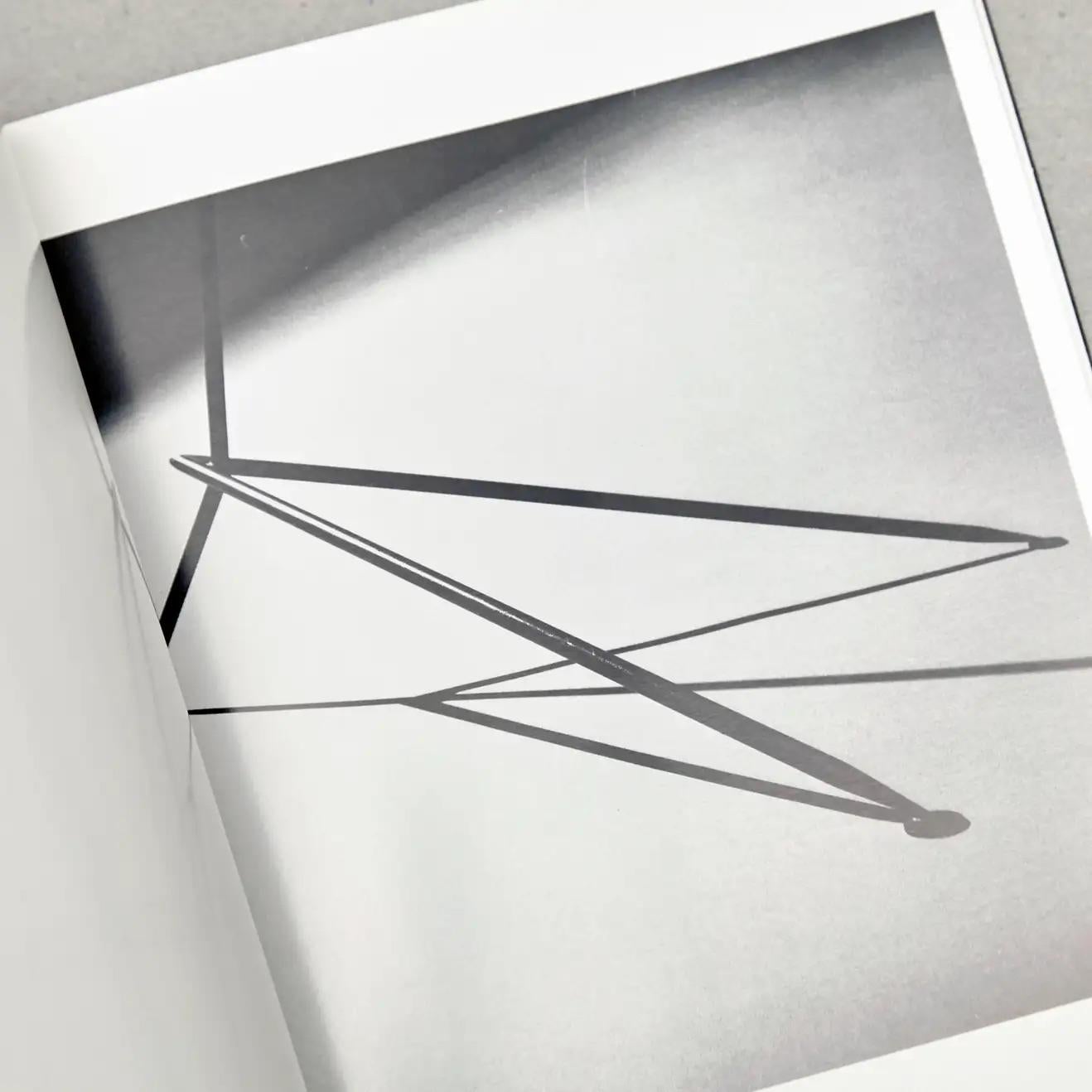 Buch der Luminiares von Serge Mouille, herausgegeben von Carla Sozzani Editore, 1993

Nachdem er einige Jahre in der Werkstatt von Gabriel Lacroix gearbeitet hatte, eröffnete er 1945 seine eigene Werkstatt mit dem Ziel, Silberbesteck