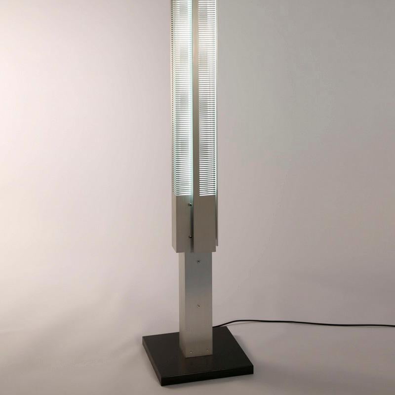 Serge Mouille Mid-Century Modern Aluminium Large Signal Column Stehleuchte (Französisch) im Angebot