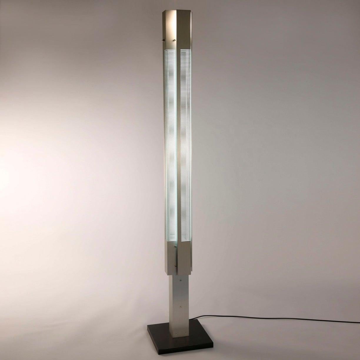 Stehleuchte Modell 'Medium Signal Column Lamp', entworfen von Serge Mouille im Jahr 1962.

Hergestellt von Editions Serge Mouille in Frankreich. Die Herstellung der Lampen, Wandleuchten und Stehlampen erfolgt in handwerklicher Weise mit den gleichen