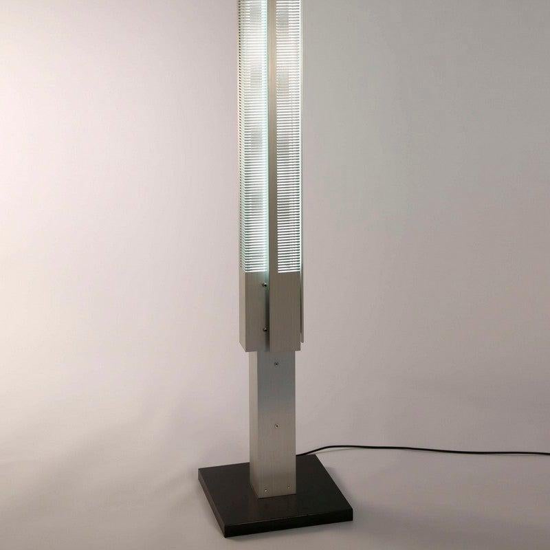 Mid-Century moderno Lampada da terra a colonna di medio segnale in alluminio di Serge Mouille, stile metà secolo moderno in vendita