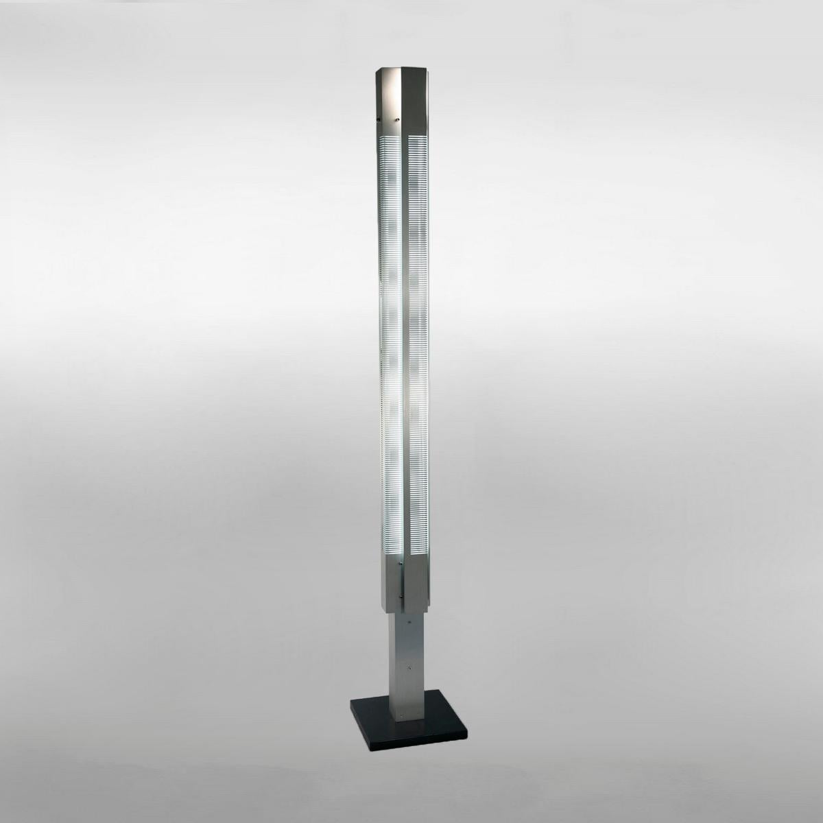 Set di lampade da terra modello 'Signal Column Lamp' disegnate da Serge Mouille nel 1962.

Prodotto da Editions Serge Mouille in Francia. La produzione di lampade, applique e piantane è realizzata con tecniche artigianali e con gli stessi materiali