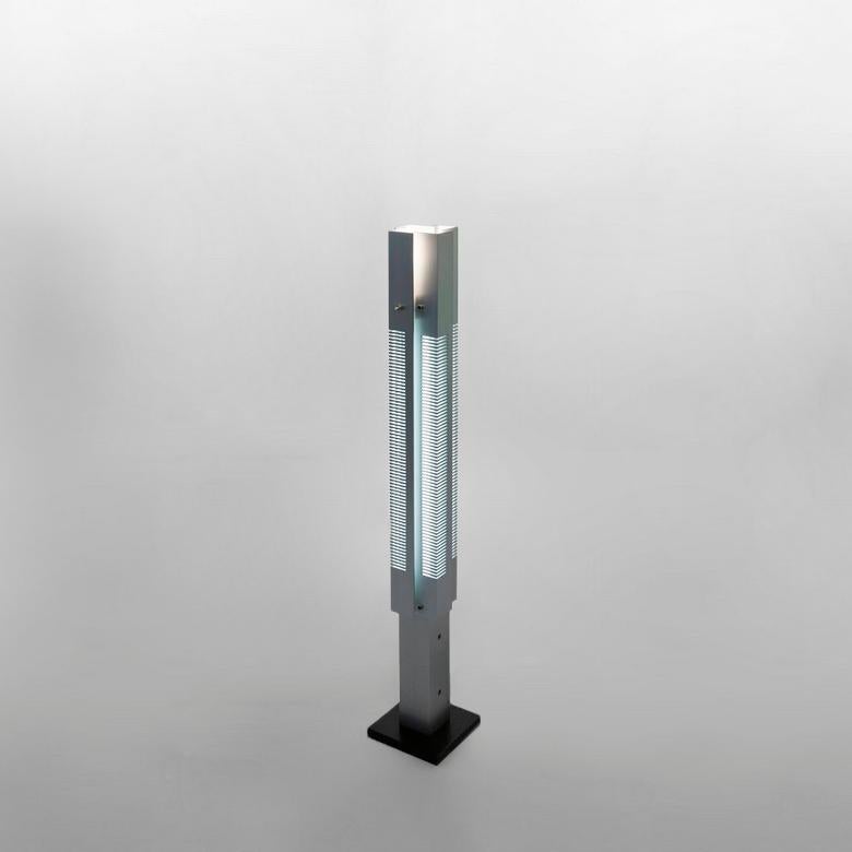 Stehleuchte Modell 'Small Signal Column Lamp', entworfen von Serge Mouille im Jahr 1962.

Hergestellt von Editions Serge Mouille in Frankreich. Die Herstellung der Lampen, Wandleuchten und Stehlampen erfolgt in handwerklicher Weise mit den gleichen