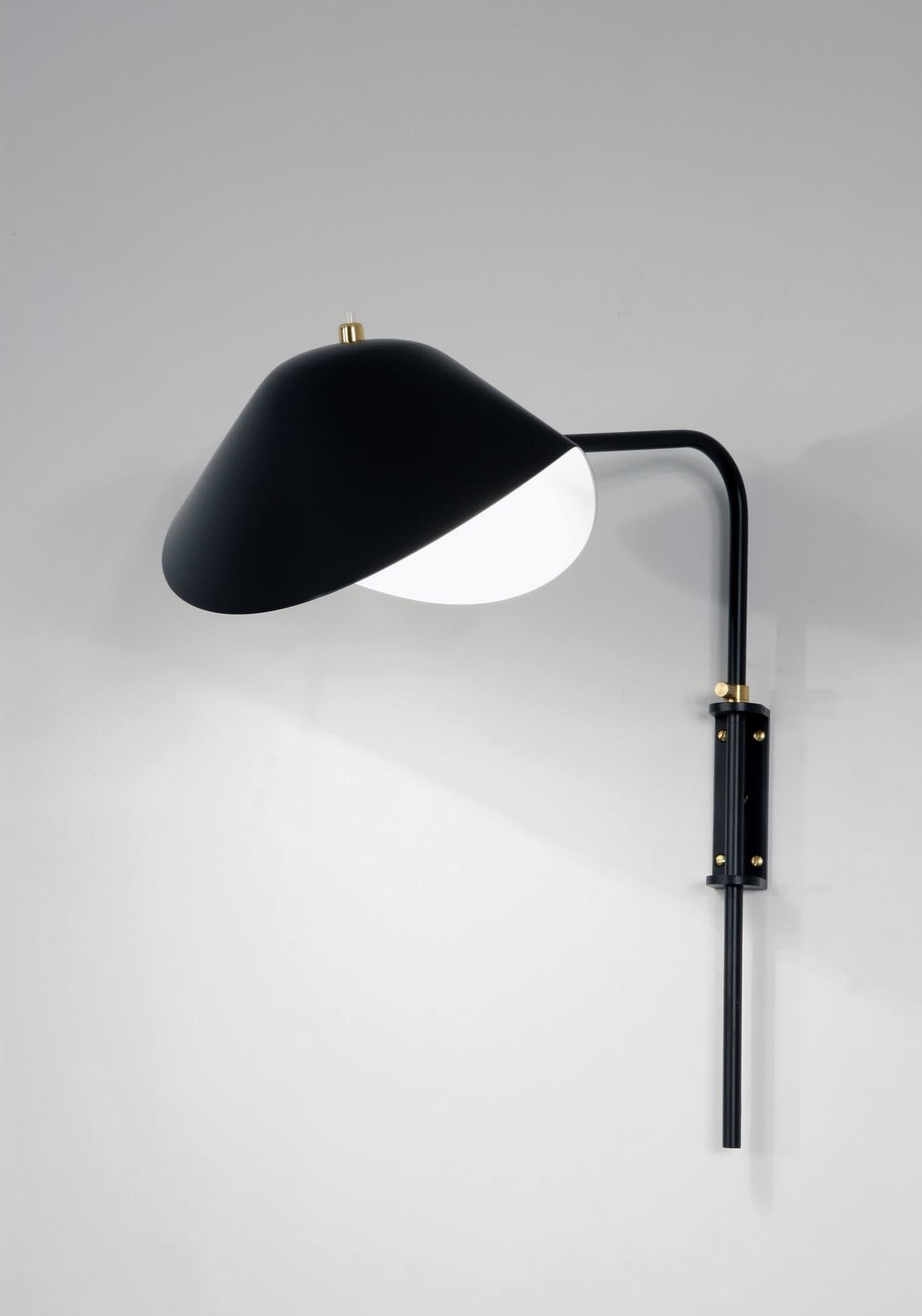 Aplique de pared modelo 'Anthony aplique con soporte de fijación' diseñado por Serge Mouille en 1952.

Fabricado por Editions Serge Mouille en Francia. La producción de lámparas, apliques y lámparas de pie se realiza de forma artesanal con los