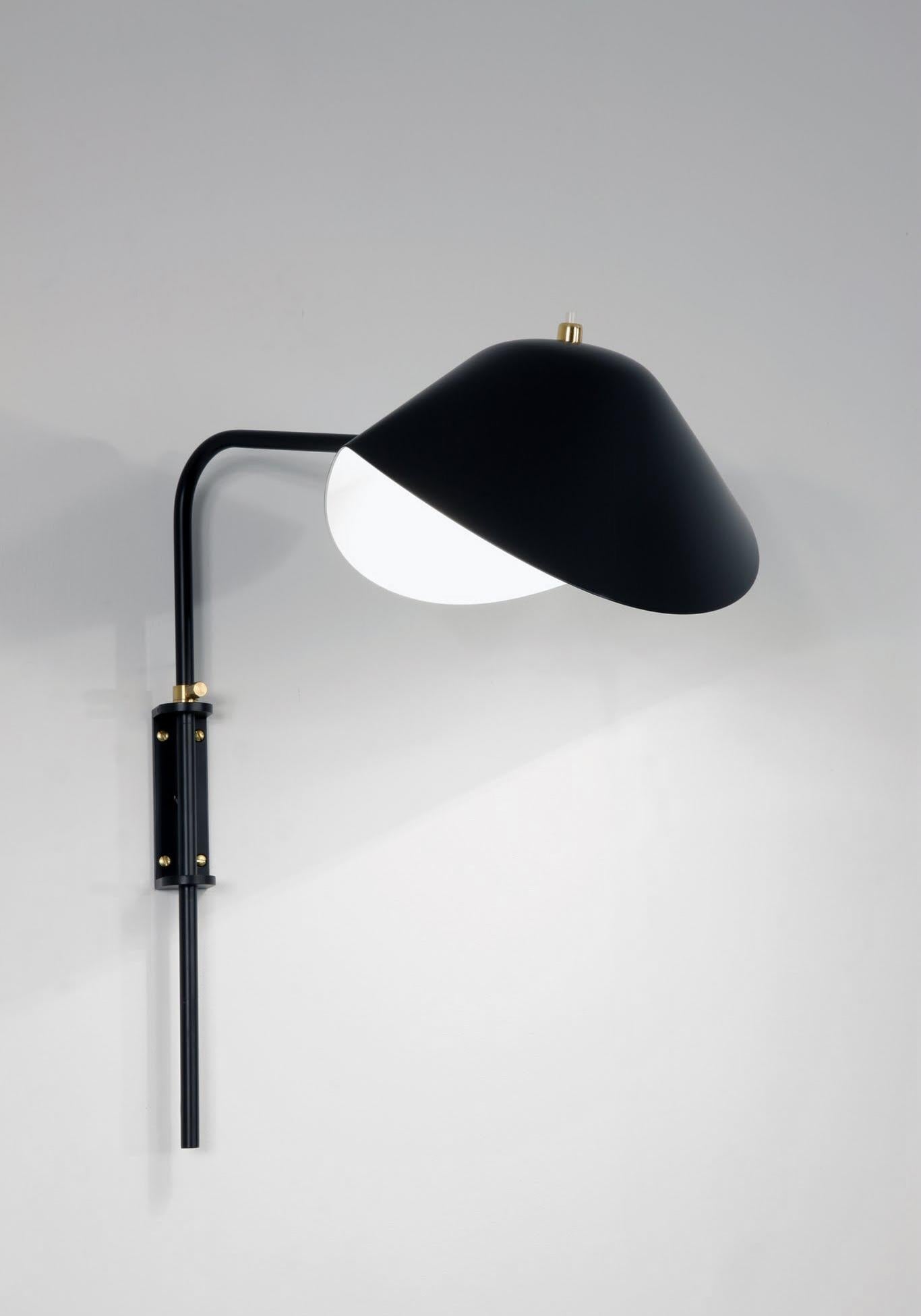 Wandleuchte Modell 'Anthony Wall Lamp Whit Fixing Bracket', entworfen von Serge Mouille im Jahr 1952.

Hergestellt von Editions Serge Mouille in Frankreich. Die Herstellung der Lampen, Wandleuchten und Stehlampen erfolgt in handwerklicher Weise mit