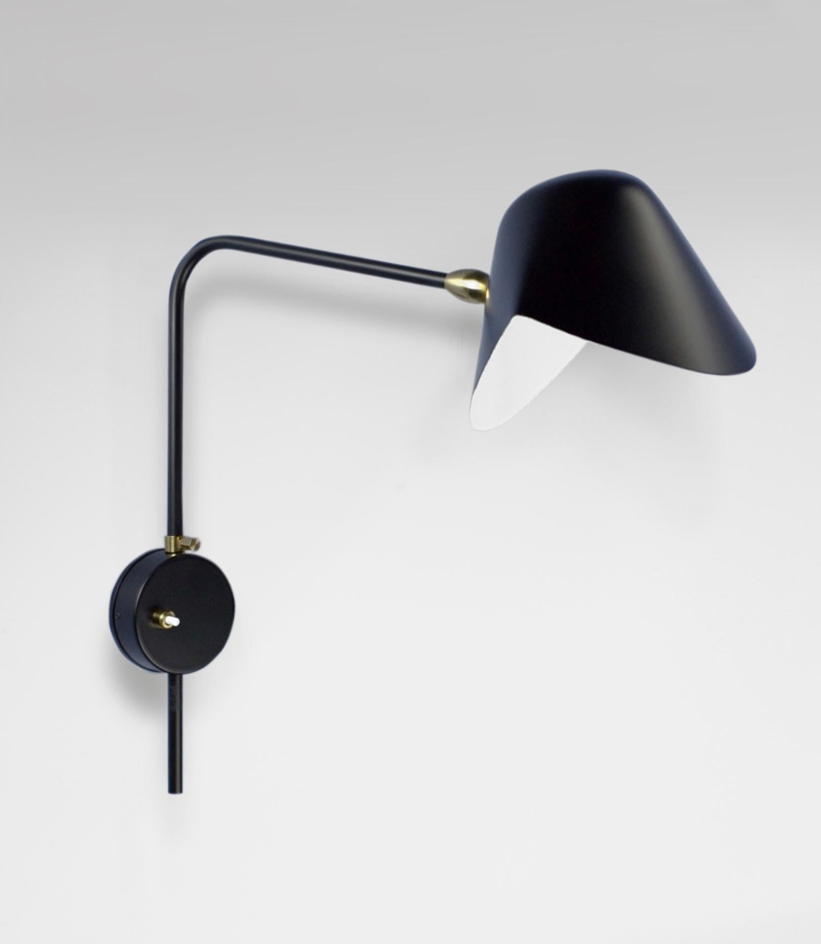 Wandleuchte Modell 'Anthony Wall Lamp Whit Round Fixation Box', entworfen von Serge Mouille im Jahr 1953.

Hergestellt von Editions Serge Mouille in Frankreich. Die Herstellung der Lampen, Wandleuchten und Stehlampen erfolgt in handwerklicher Weise