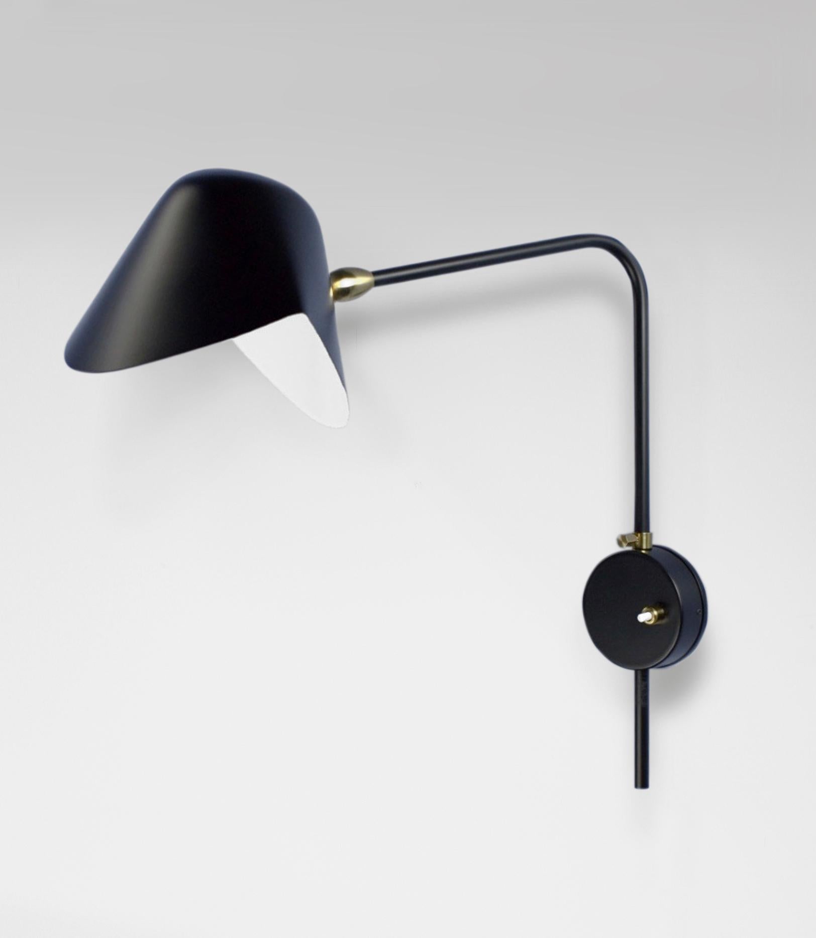 Wandleuchte Modell 'Anthony Wall Lamp Whit Round Fixation Box', entworfen von Serge Mouille im Jahr 1953.

Hergestellt von Editions Serge Mouille in Frankreich. Die Herstellung der Lampen, Wandleuchten und Stehlampen erfolgt in handwerklicher Weise
