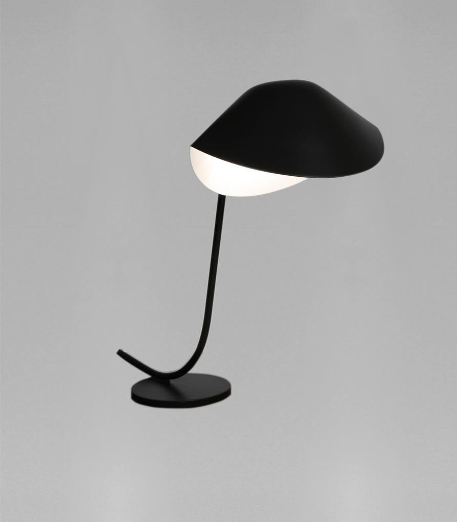 Lampe de table modèle 'Antoni Lamp' conçue par Serge Mouille en 1955.

Fabriqué par les Editions Serge Mouille en France. La production des lampes, des appliques et des lampadaires est réalisée de manière artisanale avec les mêmes matériaux et