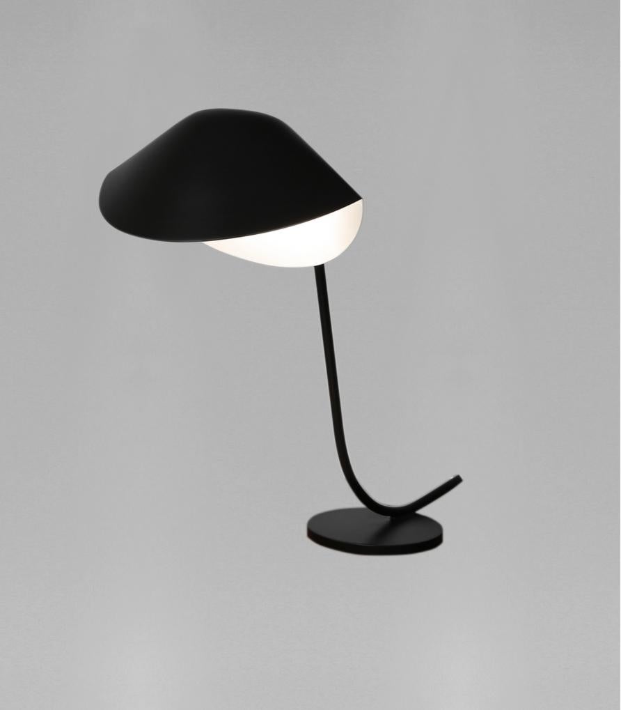 Lampe de table modèle 'Antoni Lamp' conçue par Serge Mouille en 1955.

Fabriqué par les Editions Serge Mouille en France. La production des lampes, des appliques et des lampadaires est réalisée de manière artisanale avec les mêmes matériaux et