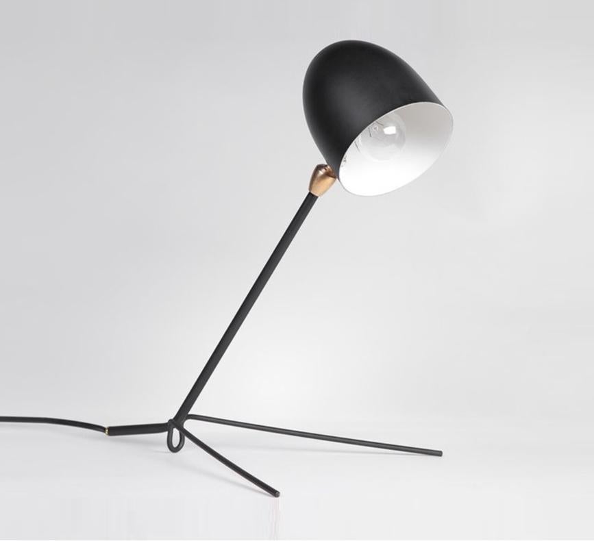 Lampe de table modèle 'Cocotte Lamp' dessinée par Serge Mouille en 1957.

Fabriqué par les Editions Serge Mouille en France. La production des lampes, des appliques et des lampadaires est réalisée de manière artisanale avec les mêmes matériaux et
