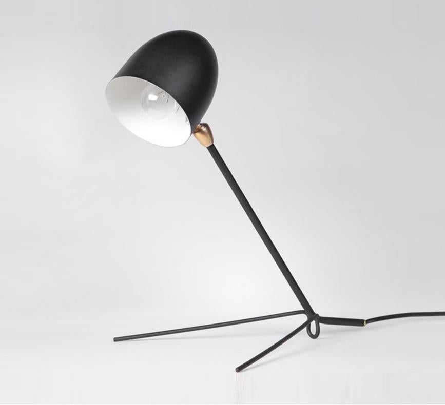 Lampe de table modèle 'Cocotte Lamp' dessinée par Serge Mouille en 1957.

Fabriqué par les Editions Serge Mouille en France. La production des lampes, des appliques et des lampadaires est réalisée de manière artisanale avec les mêmes matériaux et