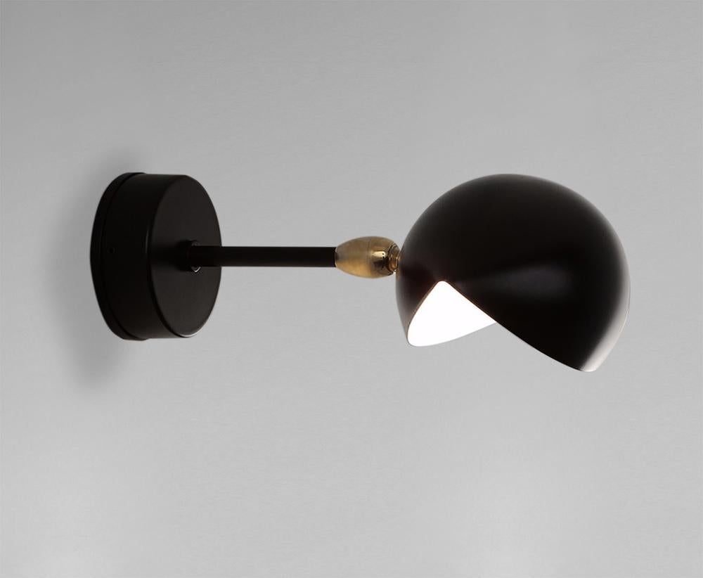 Applique murale en forme d'applique modèle 'lampe murale à œil' conçue par Serge Mouille en 1956.

Fabriqué par les Editions Serge Mouille en France. La production des lampes, des appliques et des lampadaires est réalisée de manière artisanale avec