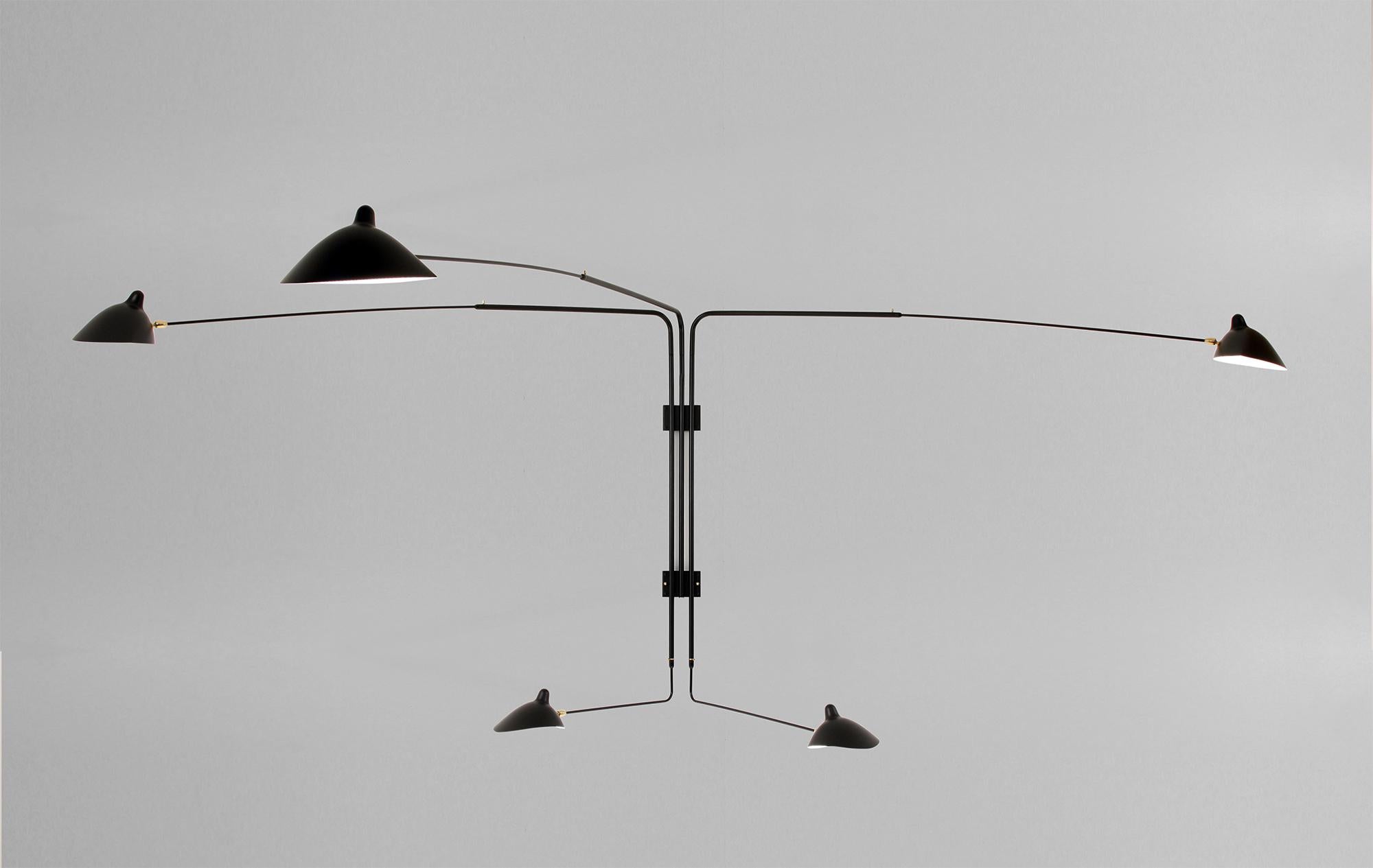Lampada da parete modello 'Four Rotating Straight Arms Wall Lamp' disegnata da Serge Mouille nel 1954.

Prodotto da Editions Serge Mouille in Francia. La produzione di lampade, applique e piantane è realizzata con tecniche artigianali e con gli