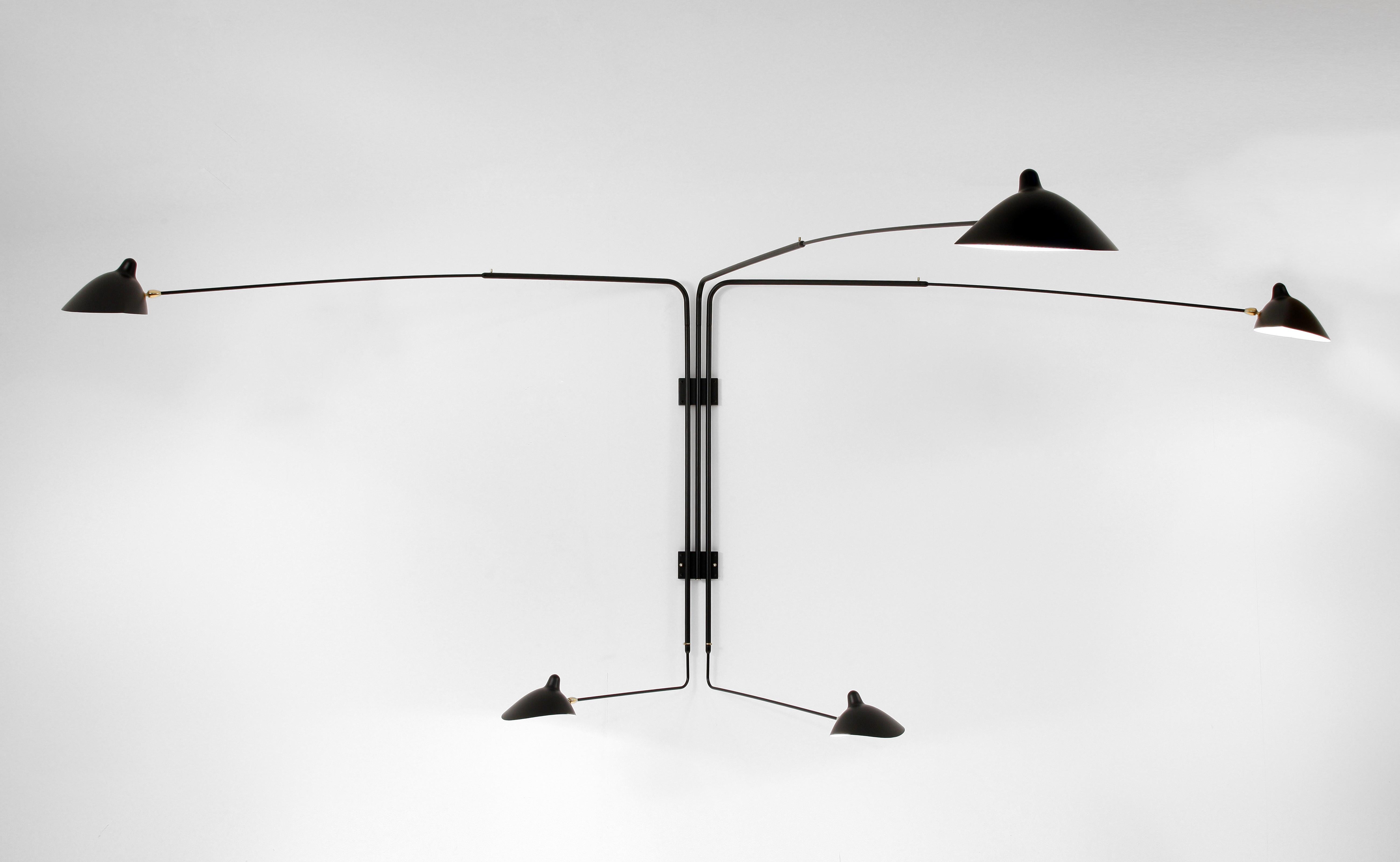 Lampada da parete modello 'Four Rotating Straight Arms Wall Lamp' disegnata da Serge Mouille nel 1954.

Prodotto da Editions Serge Mouille in Francia. La produzione di lampade, applique e piantane è realizzata con tecniche artigianali e con gli