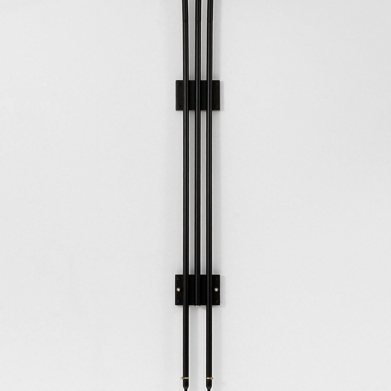 XXI secolo e contemporaneo Serge Mouille Lampada da parete a cinque bracci dritti rotanti in nero, stile metà secolo moderno in vendita