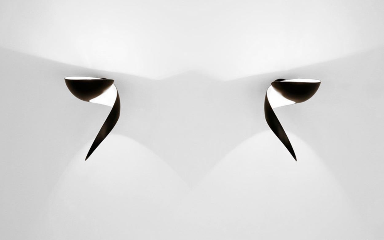 Wall lamp model 'Flame wall lamp' designed by Serge Mouille in 1962.

Manufactured by Editions Serge Mouille in France. The production of lamps, wall lights and floor lamps are manufactured using craftsman’s techniques with the same materials and