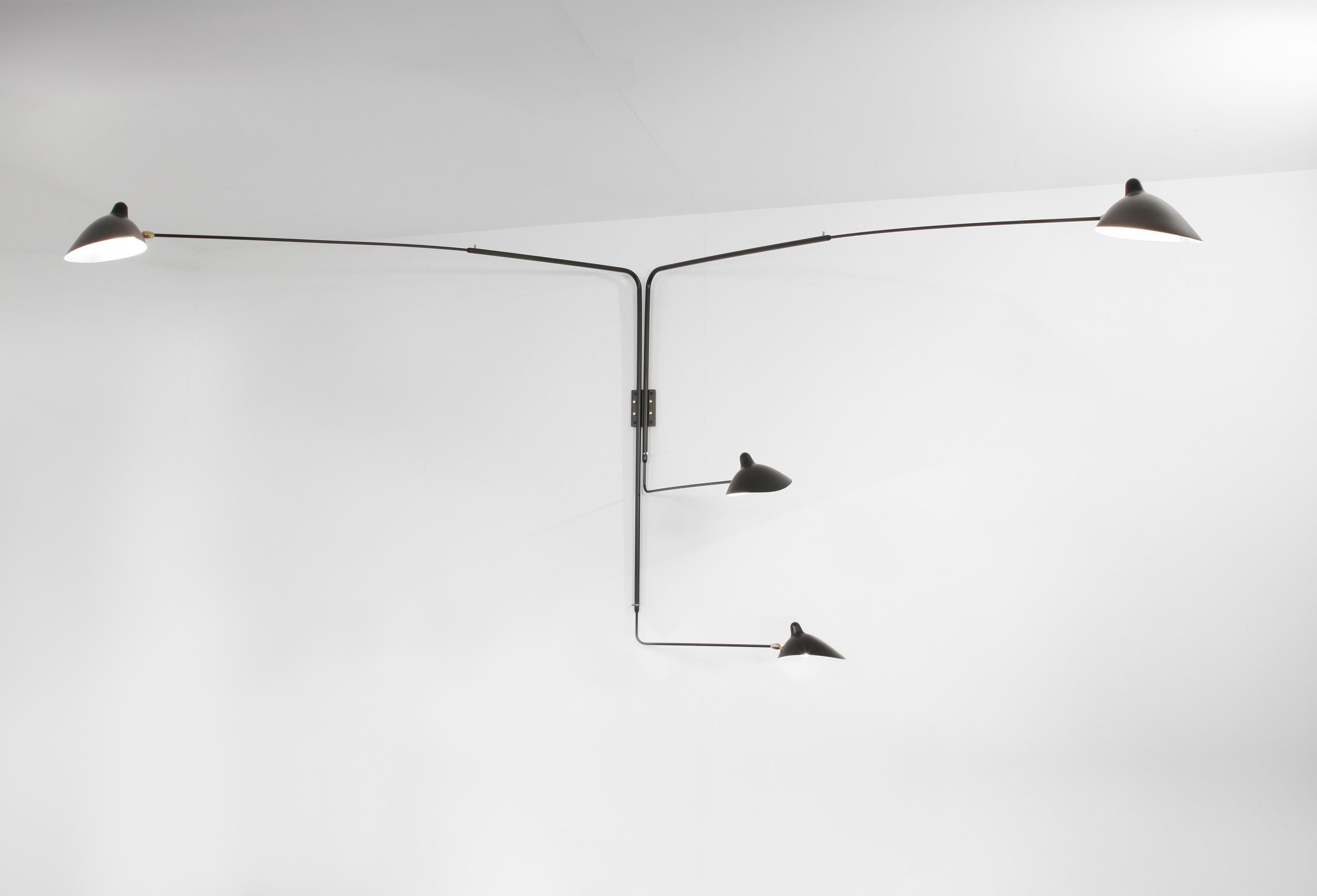 Lampada da parete modello 'Four Rotating Straight Arms Wall Lamp' disegnata da Serge Mouille nel 1954.

Prodotto da Editions Serge Mouille in Francia. La produzione di lampade, applique e piantane è realizzata con tecniche artigianali e con gli