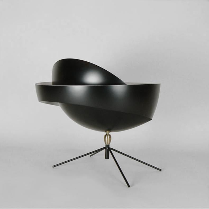 Lampe de table modèle 'Saturn Table Lamp' conçue par Serge Mouille en 1957.

Fabriqué par les Editions Serge Mouille en France. La production des lampes, des appliques et des lampadaires est réalisée de manière artisanale avec les mêmes matériaux et