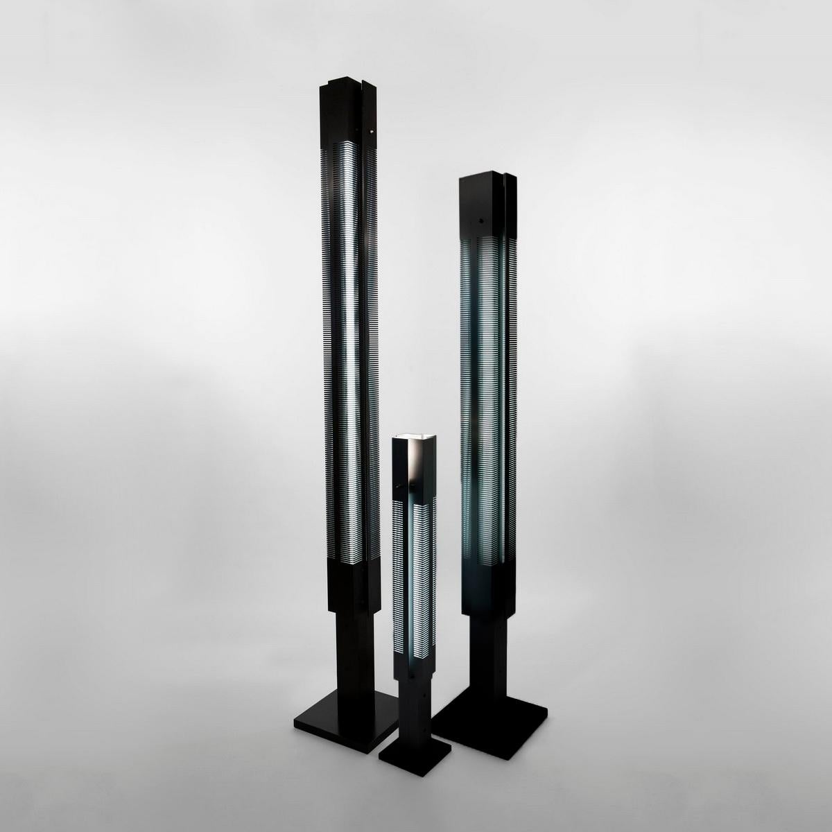 Ensemble de lampadaires modèle 'Signal Column Lamp' conçu par Serge Mouille en 1962.

Fabriqué par les Editions Serge Mouille en France. La production des lampes, des appliques et des lampadaires est réalisée de manière artisanale avec les mêmes