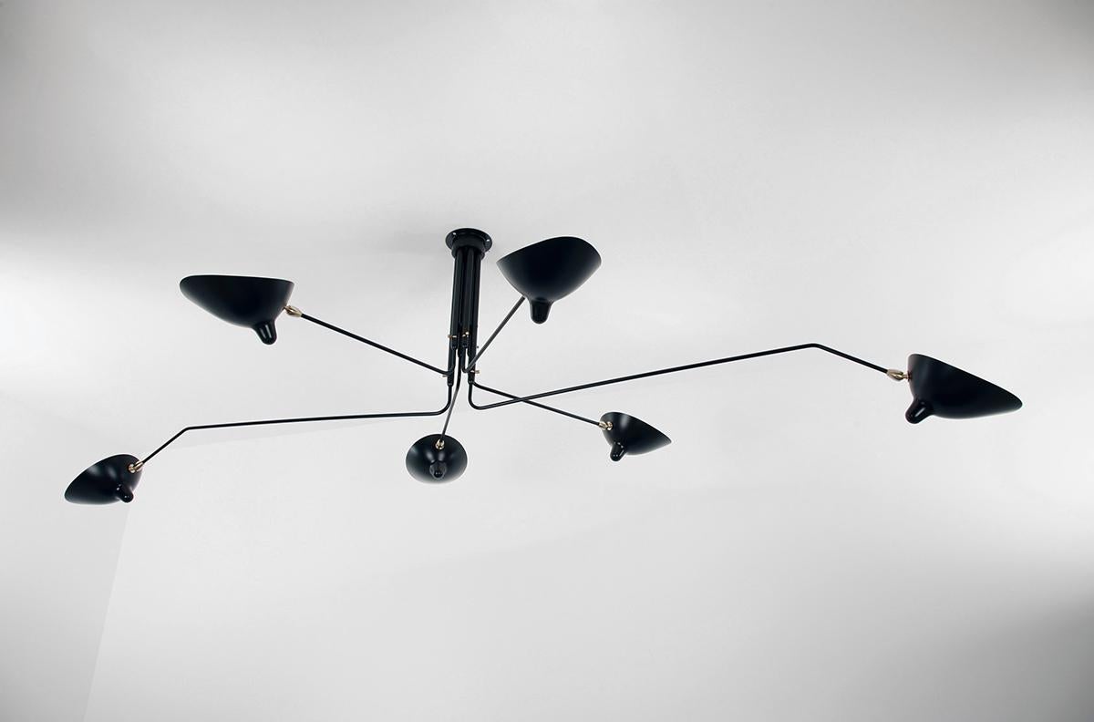 Deckenleuchte Modell 'six rotating arms ceiling lamp', entworfen von Serge Mouille im Jahr 1958.

Hergestellt von Editions Serge Mouille in Frankreich. Die Herstellung der Lampen, Wandleuchten und Stehlampen erfolgt in handwerklicher Weise mit den