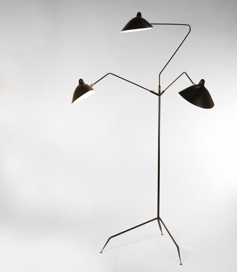 Stehleuchte Modell 'Three Rotating Arms Floor Lamp', entworfen von Serge Mouille im Jahr 1952.

Hergestellt von Editions Serge Mouille in Frankreich. Die Herstellung der Lampen, Wandleuchten und Stehlampen erfolgt in handwerklicher Weise mit den