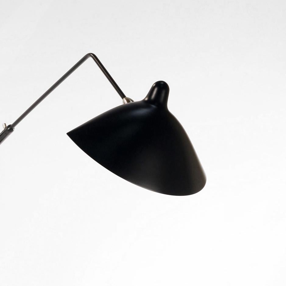 Acier Lampadaire noir à trois bras rotatifs Serge Mouille, de style moderne du milieu du siècle dernier en vente