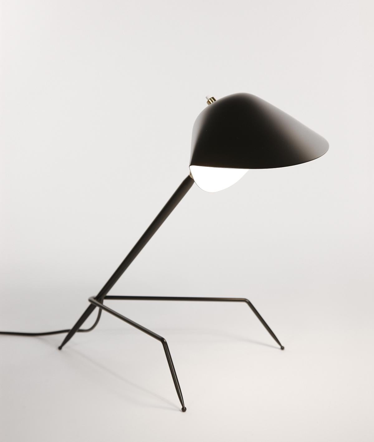 Lampada da tavolo modello 'Tripod Lamp' disegnata da Serge Mouille nel 1954.

Prodotto da Editions Serge Mouille in Francia. La produzione di lampade, applique e piantane è realizzata con tecniche artigianali e con gli stessi materiali e tecniche