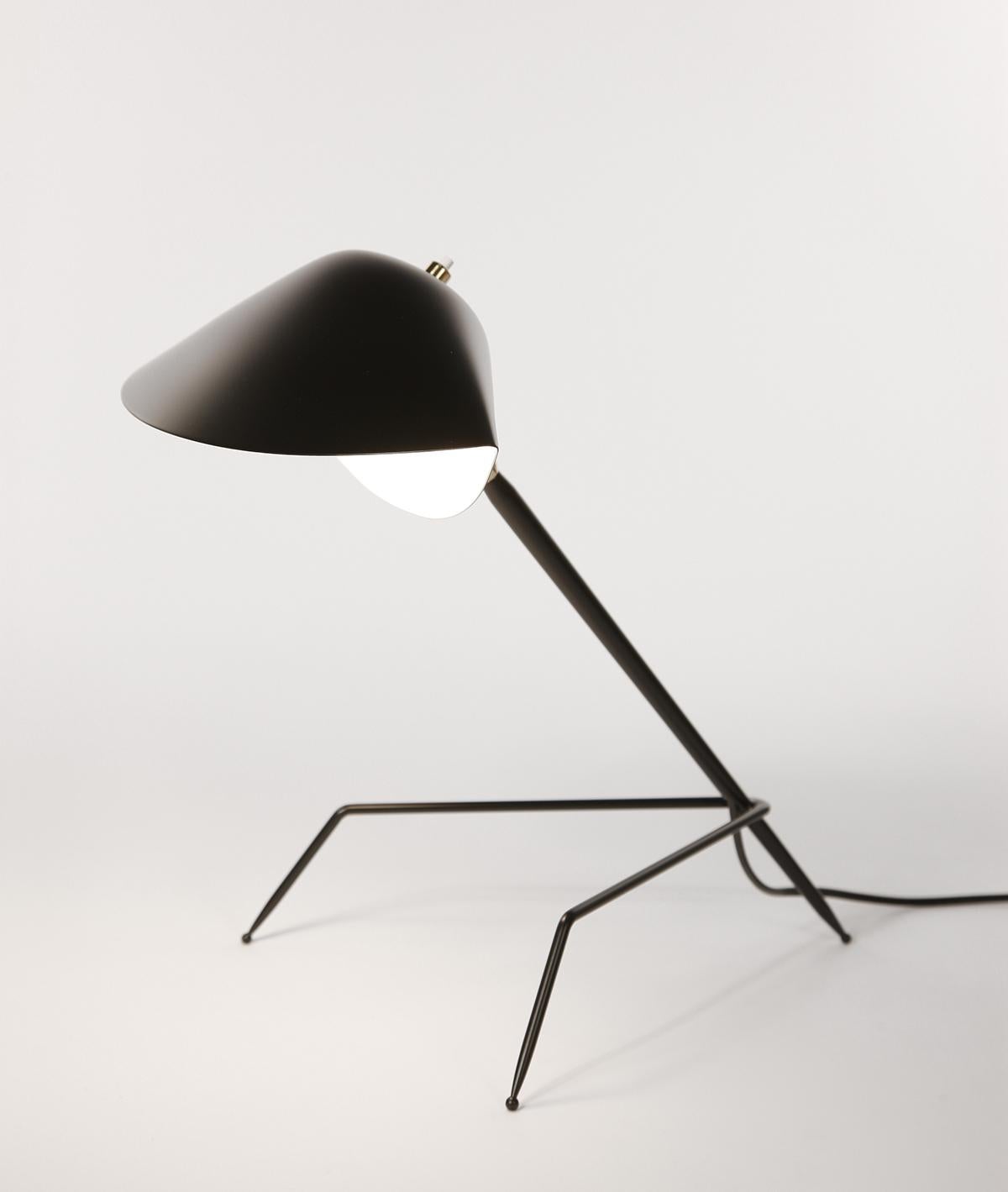 Lampada da tavolo modello 'Tripod Lamp' disegnata da Serge Mouille nel 1954.

Prodotto da Editions Serge Mouille in Francia. La produzione di lampade, applique e piantane è realizzata con tecniche artigianali e con gli stessi materiali e tecniche