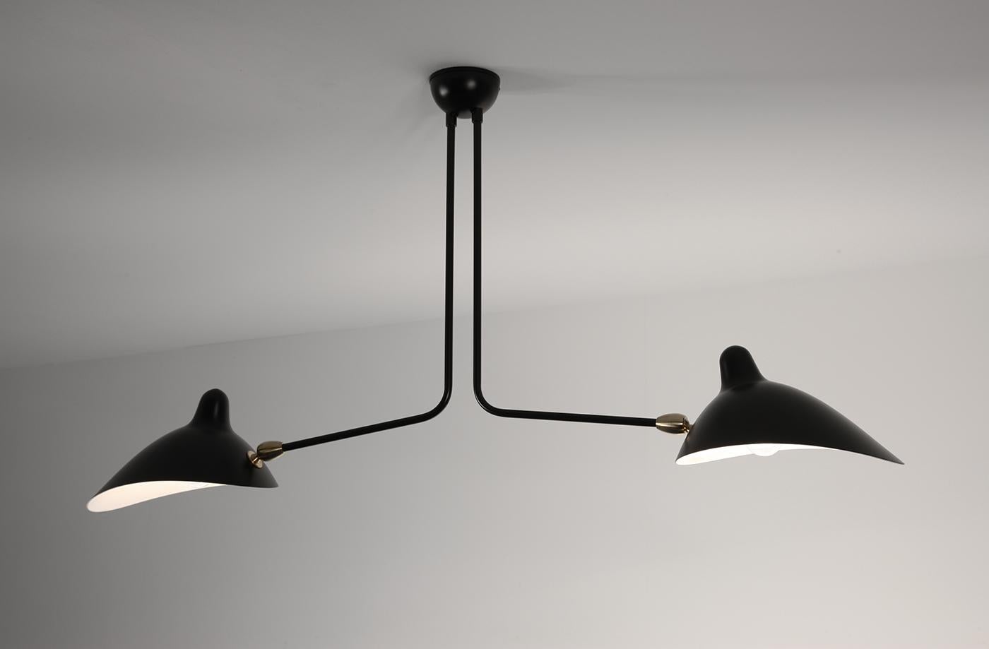 Deckenleuchte Modell 'Two fixed arms Ceiling Lamp', entworfen von Serge Mouille im Jahr 1959.

Hergestellt von Editions Serge Mouille in Frankreich. Die Herstellung der Lampen, Wandleuchten und Stehlampen erfolgt in handwerklicher Weise mit den