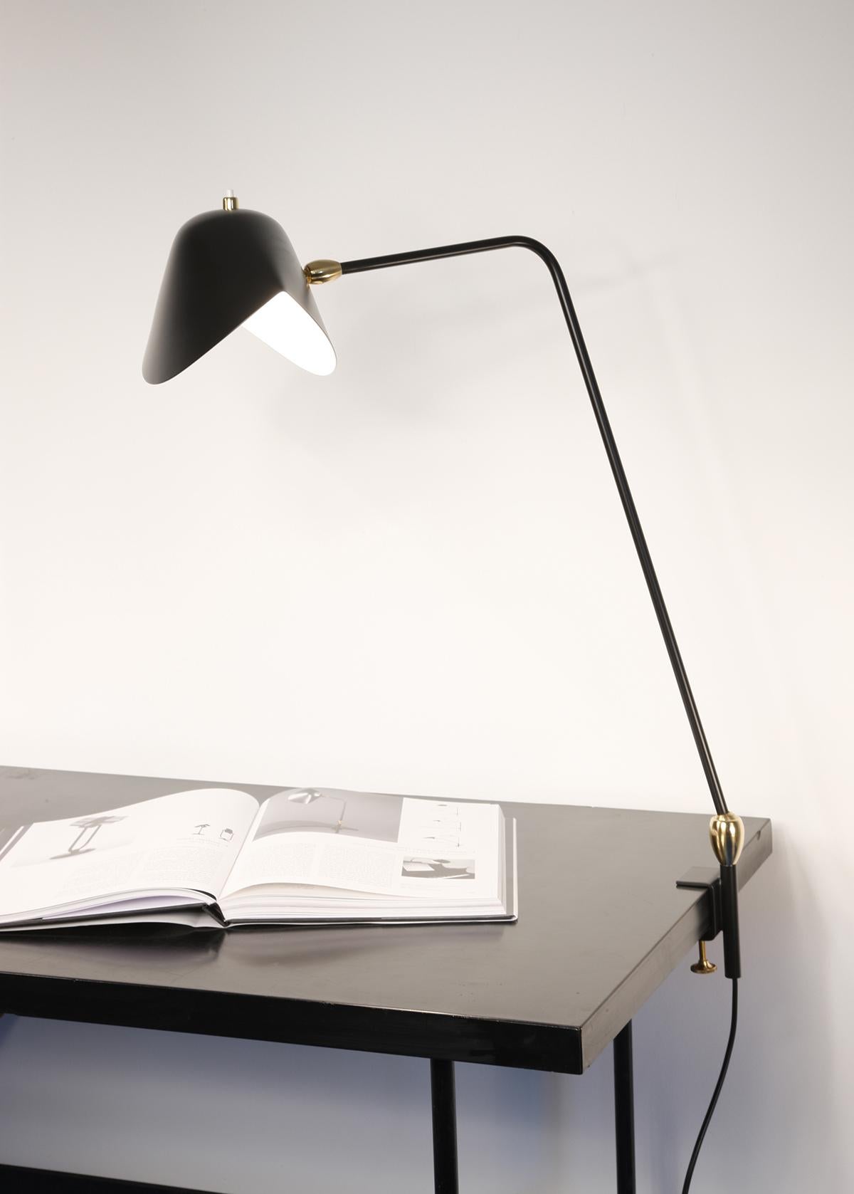 Lampe de table modèle 'Two Swivels Agrafée Table Lamp' conçue par Serge Mouille en 1957.

Fabriqué par les Editions Serge Mouille en France. La production des lampes, des appliques et des lampadaires est réalisée de manière artisanale avec les mêmes