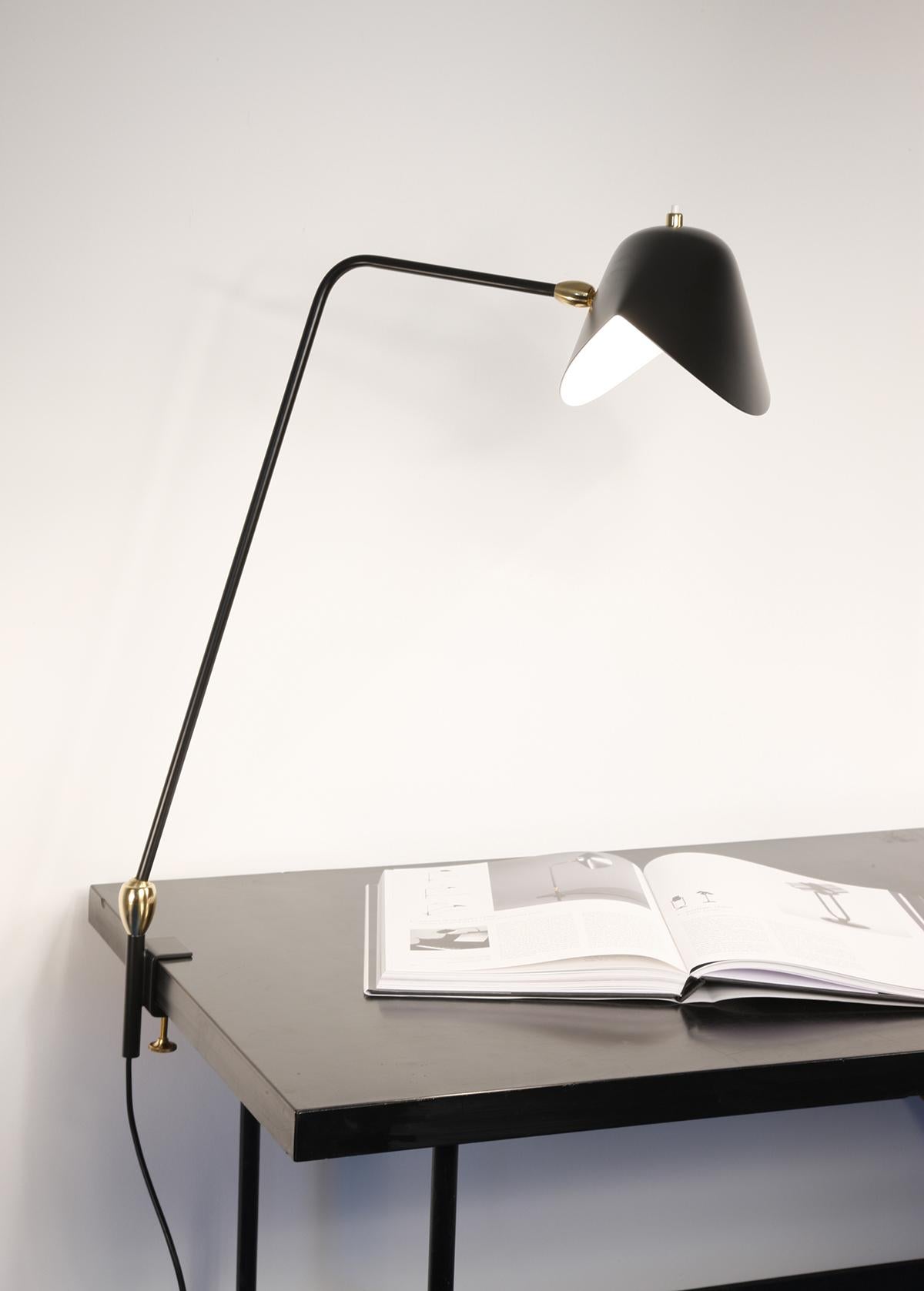 Serge Mouille Mid-Century Modern Schwarz Zwei schwenkbare Agrafée Tischlampe (Moderne der Mitte des Jahrhunderts) im Angebot