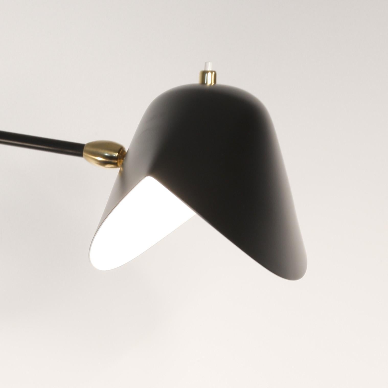 Serge Mouille Mid-Century Modern Schwarz Zwei schwenkbare Agrafée Tischlampe (Französisch) im Angebot