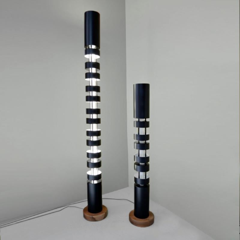 Set di lampade da terra 'Large Totem Column Lamp' e 'Small Totem Column Lamps' disegnate da Serge Mouille nel 1962.

Prodotto da Editions Serge Mouille in Francia. La produzione di lampade, applique e piantane è realizzata con tecniche artigianali e