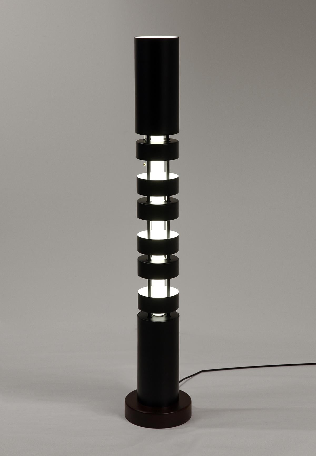 Francese Set di lampade da terra a colonna Totem grandi e piccole di Serge Mouille, stile metà secolo moderno in vendita