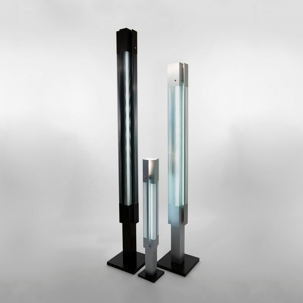 Ensemble de lampadaires modèle 'Signal Column Lamp' conçu par Serge Mouille en 1962.

Fabriqué par les Editions Serge Mouille en France. La production des lampes, des appliques et des lampadaires est réalisée de manière artisanale avec les mêmes