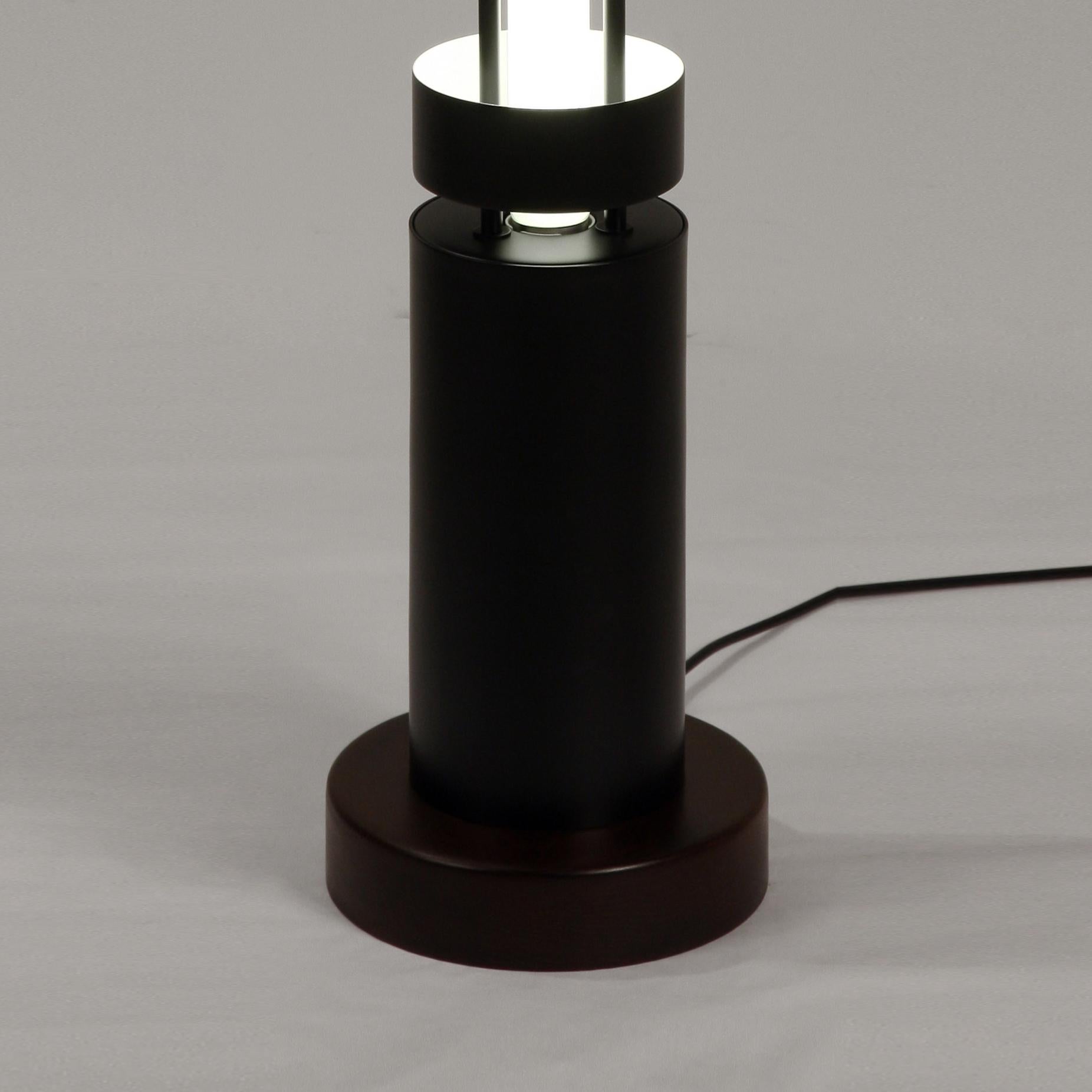 Mid-Century moderno Lampada da terra a colonna Totem piccola e moderna di Serge Mouille, metà del secolo scorso in vendita