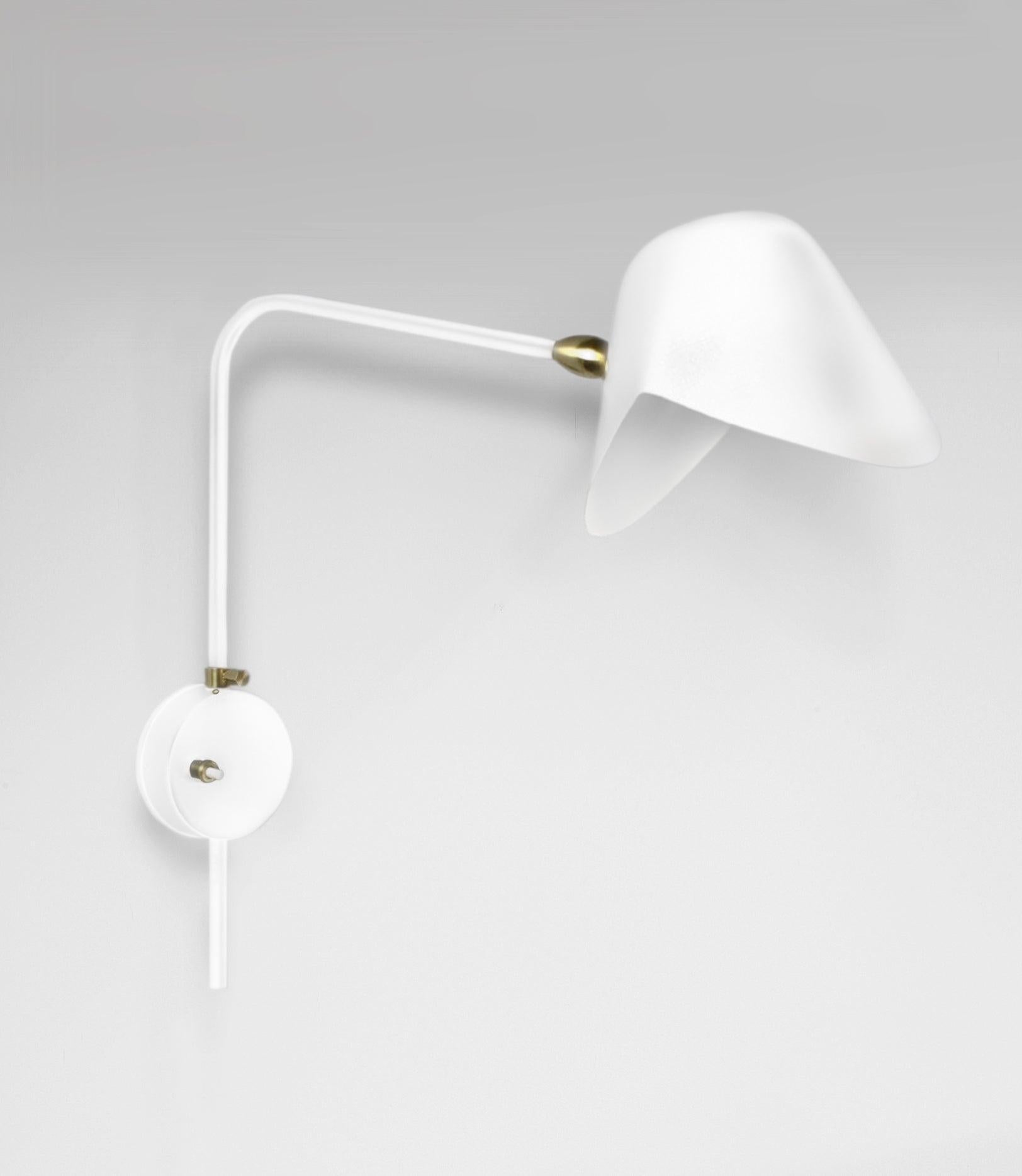 Wandleuchte Modell 'Anthony Wall Lamp With Round Fixation Box', entworfen von Serge Mouille im Jahr 1953.

Hergestellt von Editions Serge Mouille in Frankreich. Die Herstellung der Lampen, Wandleuchten und Stehlampen erfolgt in handwerklicher Weise