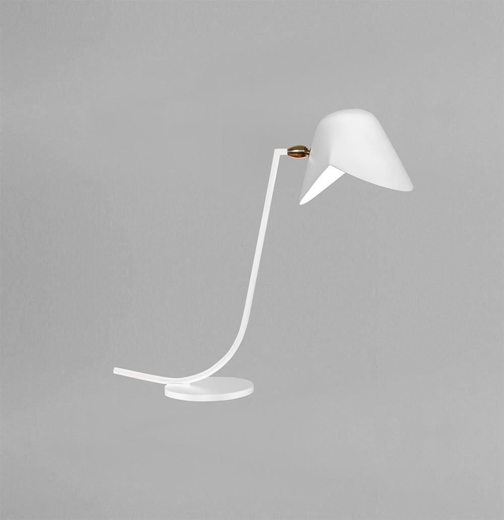 Lampe de table modèle 'Antoni Lamp' conçue par Serge Mouille en 1955.

Fabriqué par les Editions Serge Mouille en France. La production des lampes, des appliques et des lampadaires est réalisée de manière artisanale avec les mêmes matériaux et