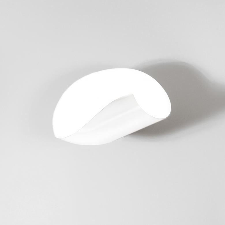 Applique modèle 'Conche Wall Lamp' conçue par Serge Mouille en 1962.

Fabriqué par les Editions Serge Mouille en France. La production des lampes, des appliques et des lampadaires est réalisée de manière artisanale avec les mêmes matériaux et
