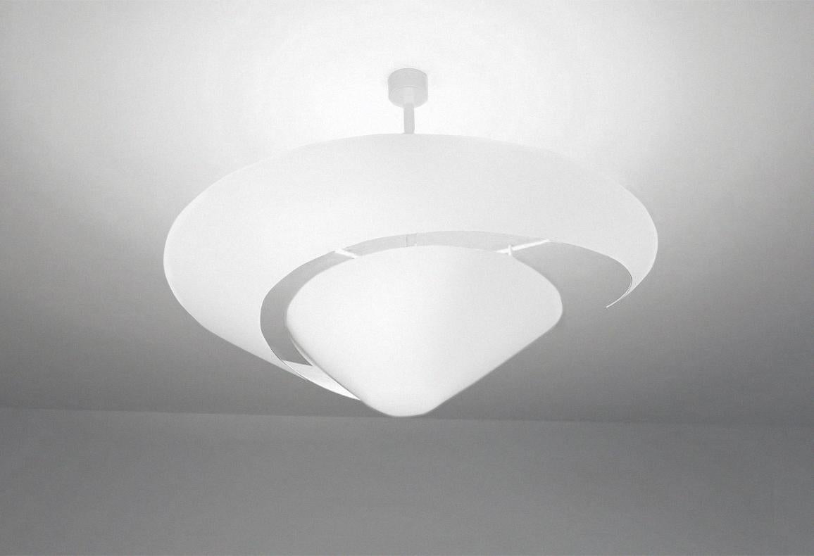 Lampada da parete a soffitto modello 'Large Snail Ceiling Wall Lamp' disegnata da Serge Mouille nel 1955.

Prodotto da Editions Serge Mouille in Francia. La produzione di lampade, applique e piantane è realizzata con tecniche artigianali e con gli
