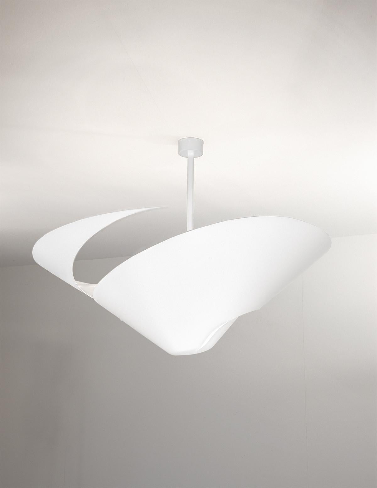 Mid-Century moderno Serge Mouille, lampada da parete a soffitto a chiocciola bianca di grandi dimensioni, moderna e di metà secolo in vendita