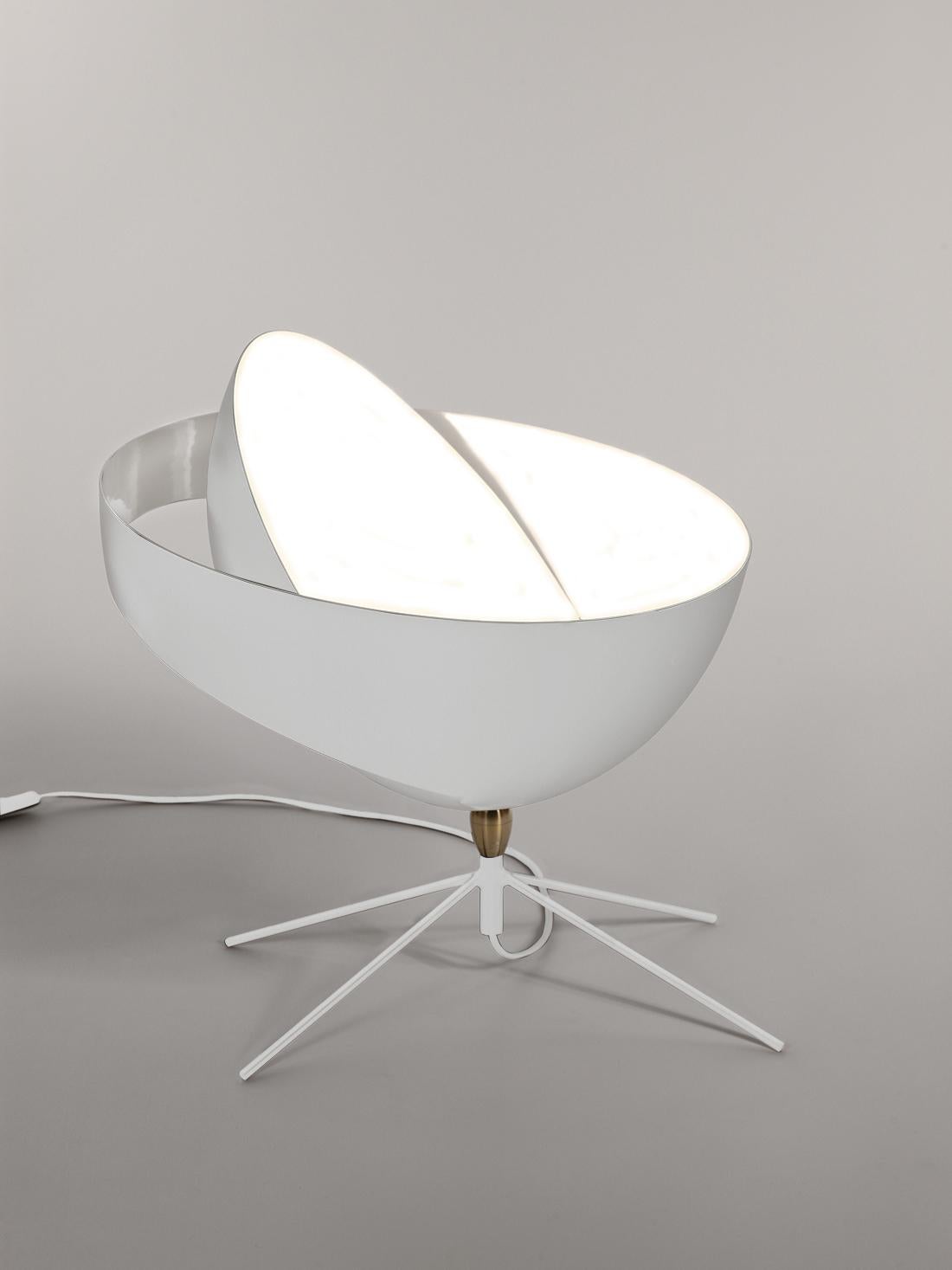 Lampe de table modèle 'Saturn Table Lamp' conçue par Serge Mouille en 1957.

Fabriqué par les Editions Serge Mouille en France. La production des lampes, des appliques et des lampadaires est réalisée de manière artisanale avec les mêmes matériaux et