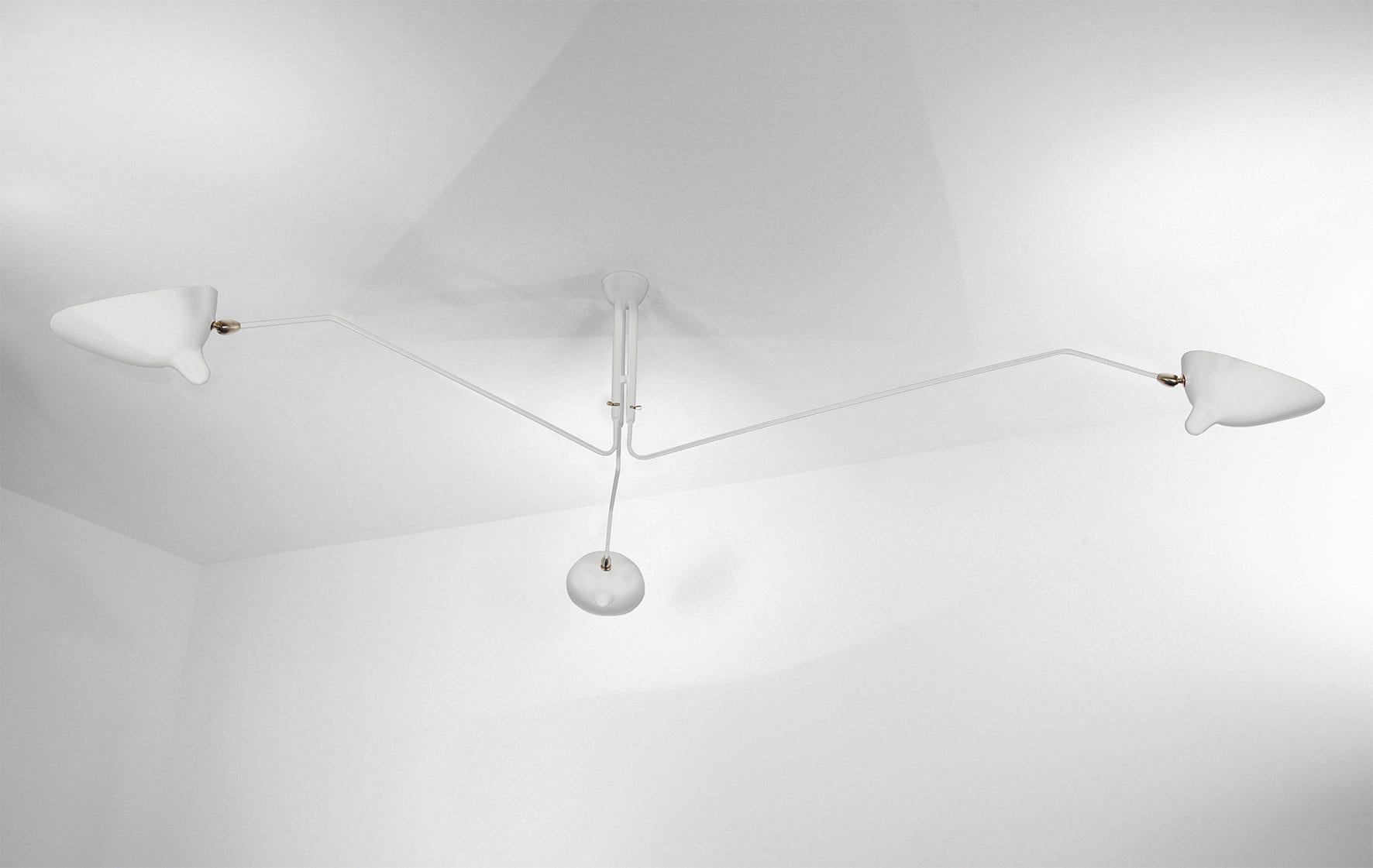 Deckenleuchte Modell 'three rotating arms ceiling lamp', entworfen von Serge Mouille im Jahr 1958.

Hergestellt von Editions Serge Mouille in Frankreich. Die Herstellung der Lampen, Wandleuchten und Stehlampen erfolgt in handwerklicher Weise mit den