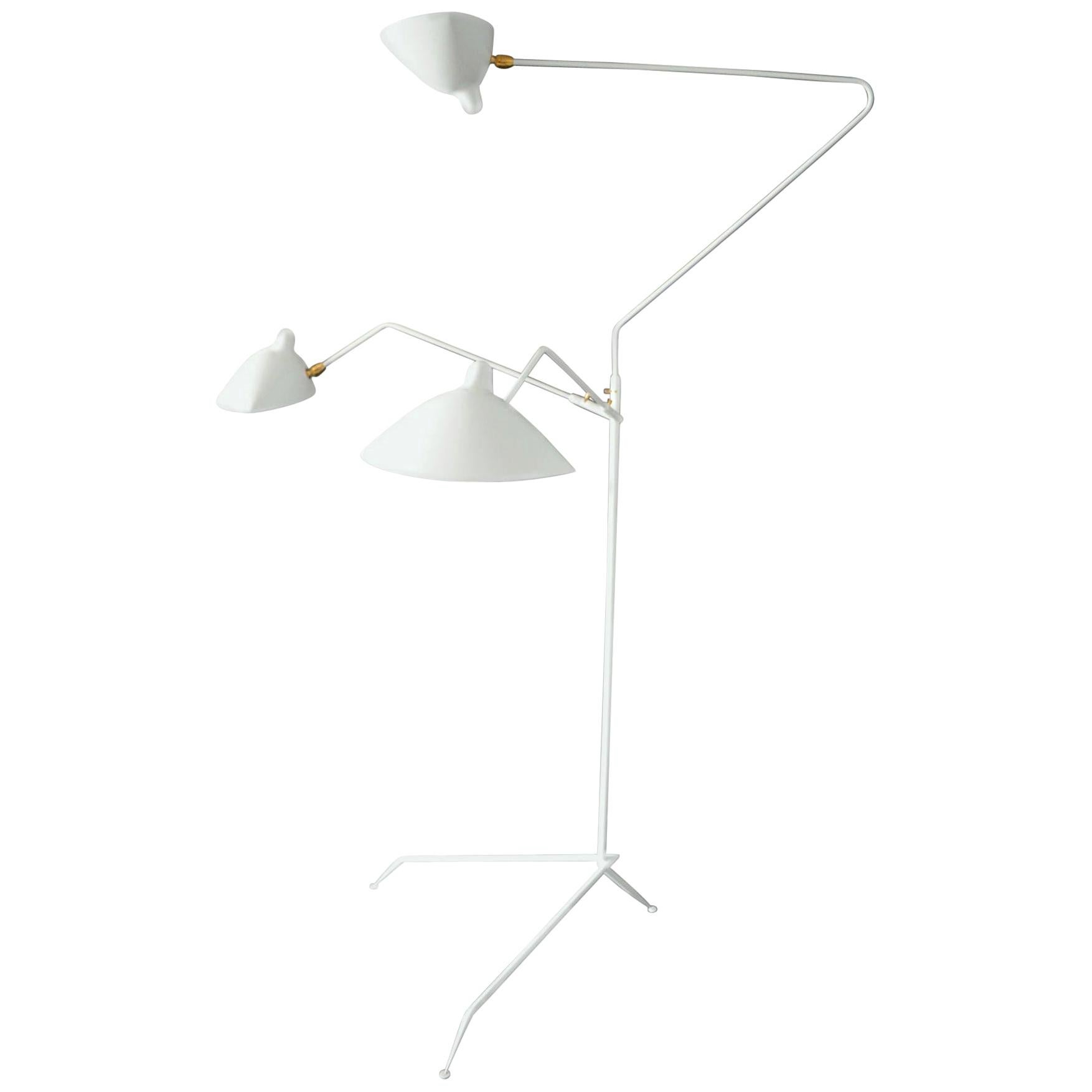 Serge Mouille Moderne weiße Stehlampe mit drei drehbaren Armen aus der Mitte des Jahrhunderts