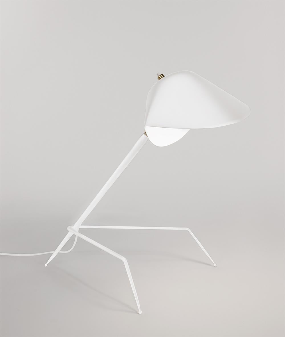 Lampe de table modèle 'Tripod Lamp' conçue par Serge Mouille en 1954.

Fabriqué par les Editions Serge Mouille en France. La production des lampes, des appliques et des lampadaires est réalisée de manière artisanale avec les mêmes matériaux et